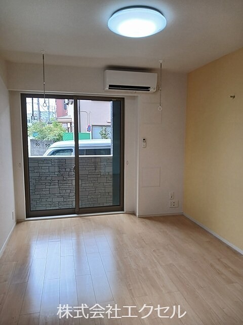 居室・リビング　エアコン完備で一年中快適にお過ごしいただけます。