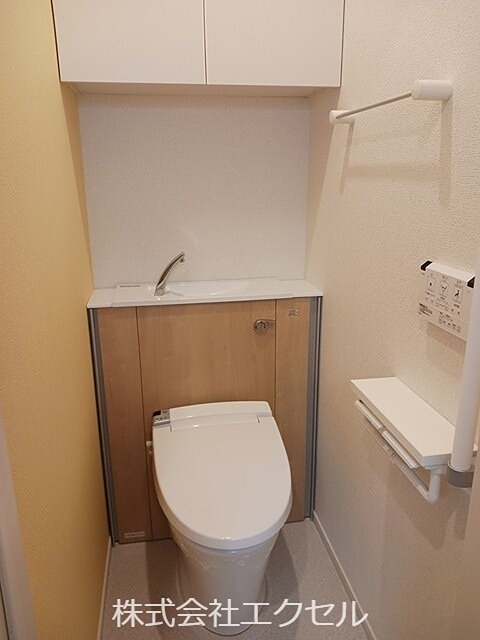 トイレ　温水洗浄便座です。