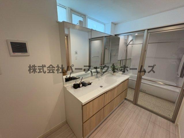 洗面設備　明るい洗面所です