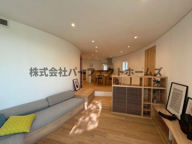 居室・リビング　こちらのリビングで趣味の時間をお楽しみください