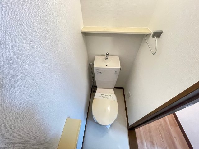 トイレ　棚が付いていて便利ですね