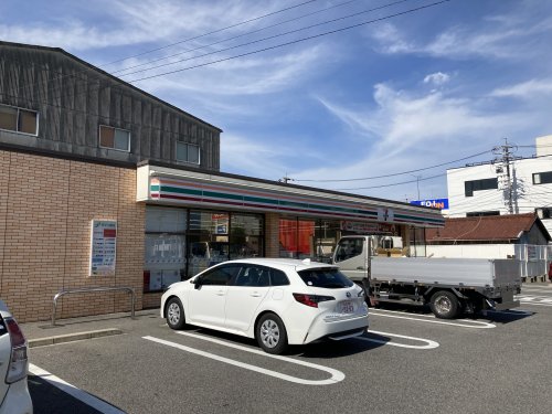 コンビニ　セブンイレブン（コンビニ）まで244m