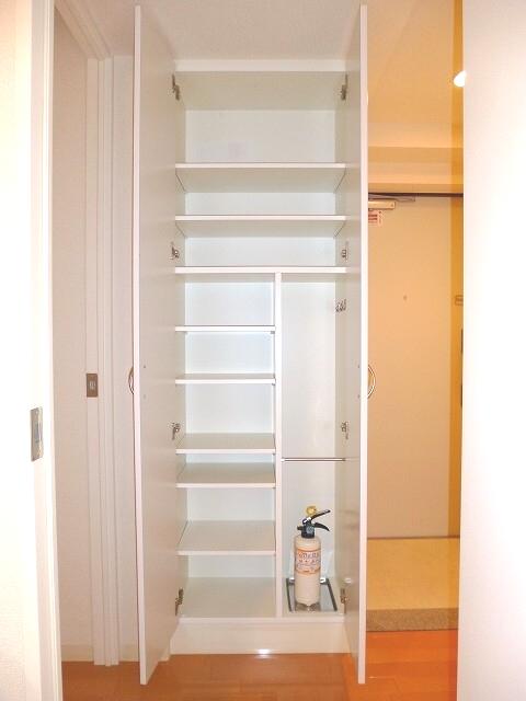 その他設備　玄関に２ヶ所のトールタイプのシューズＢＯＸです
