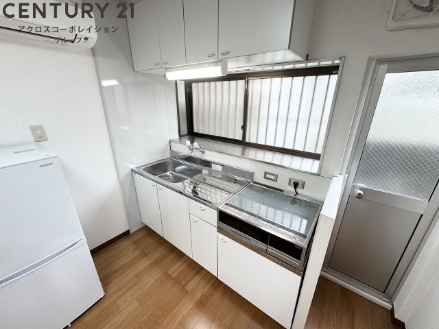 キッチン　冷蔵庫ついてます