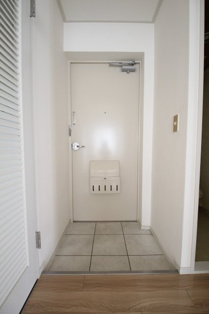 玄関　同物件、別号室