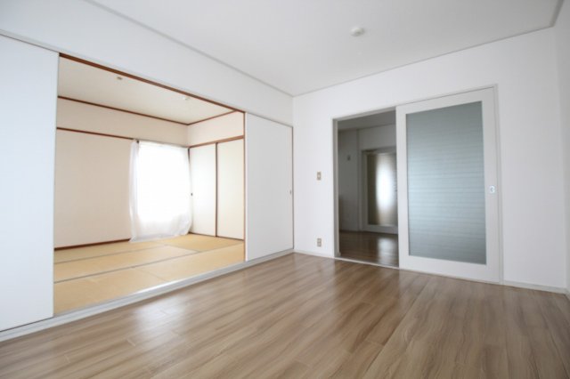 居室・リビング　同物件、別号室