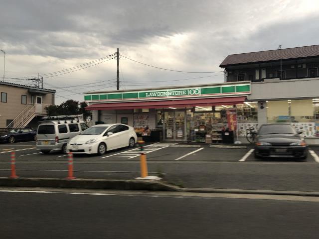 コンビニ　ローソンストア１００（コンビニ）まで611m