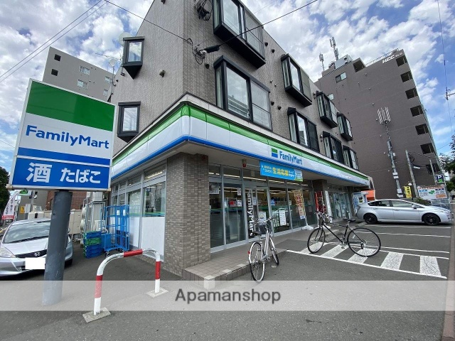 コンビニ　ファミリーマート（コンビニ）まで100m