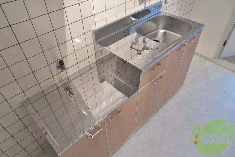 キッチン　キッチンはシンプルですがちゃんと料理スペースもあります。