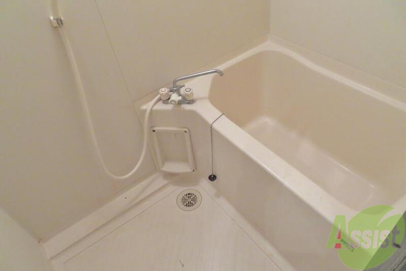 バス・シャワールーム　お風呂はシャワー付きのシンプルなお風呂です。