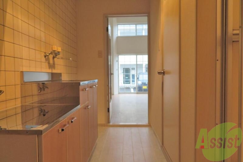 玄関　玄関からお部屋までは一直線で突き当りが洋室です。