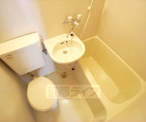 バス・シャワールーム　ユニットバスもキレイに手入れされております