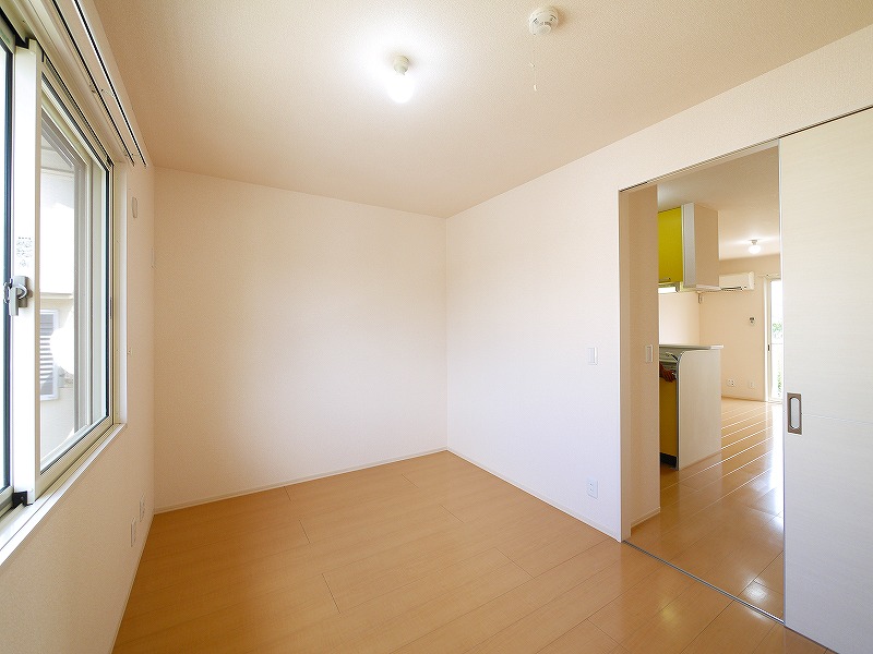 その他部屋・スペース　落ち着いた色調の寝室です