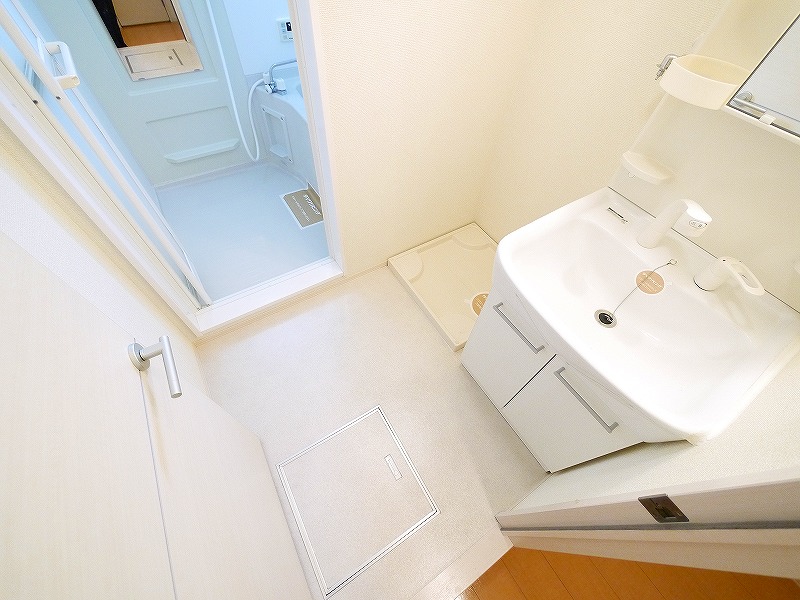 洗面設備　ゆったりとスペースのある洗面所