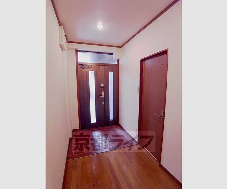 玄関　非常に広い玄関です。