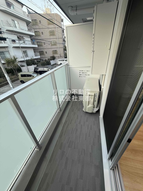 バルコニー　バルコニーがあるので洗濯物を太陽の下で干すことができます♪