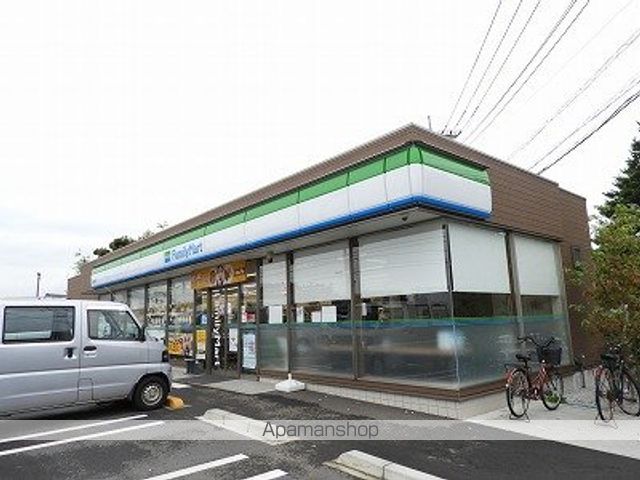 コンビニ　ファミリーマート（コンビニ）まで701m