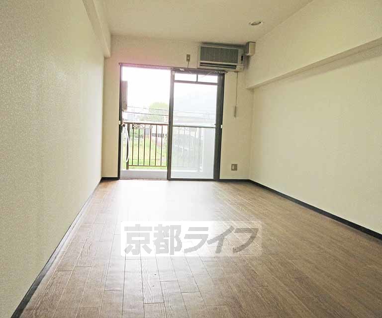 居室・リビング　明るく開放的な洋室８．３帖