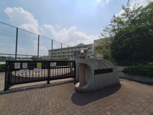 小学校　さいたま市立向小学校（小学校）まで383m