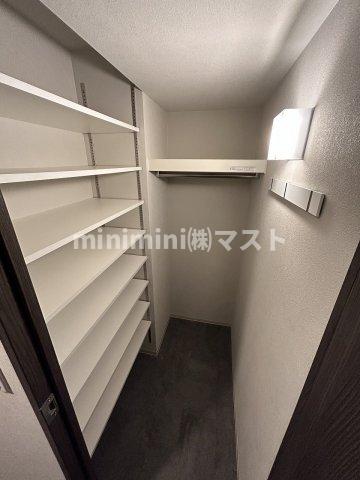 収納　※各階フローリング、建具の色が少し異なります。