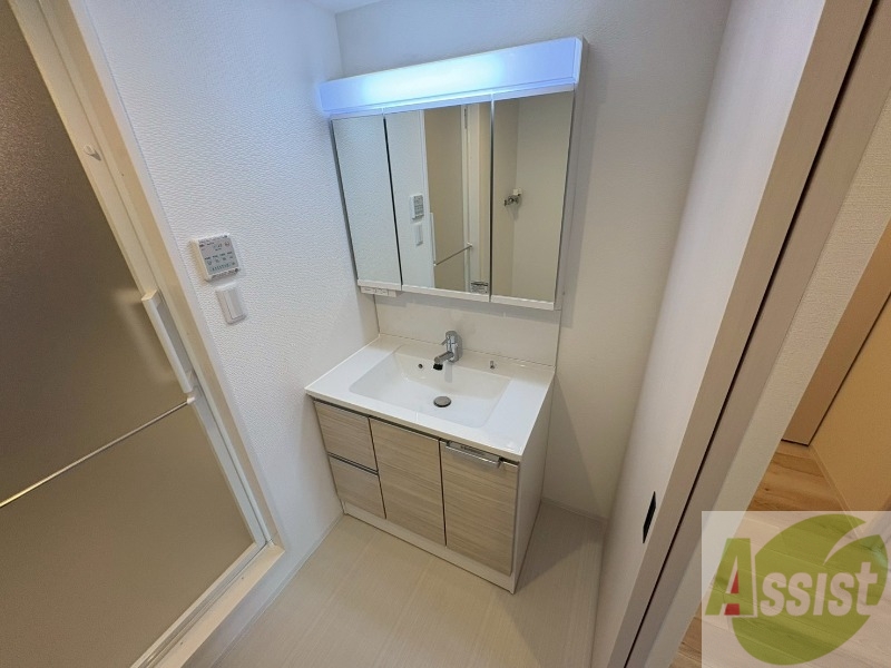 洗面設備　大きくて使いやすそうな独立洗面台になっています。