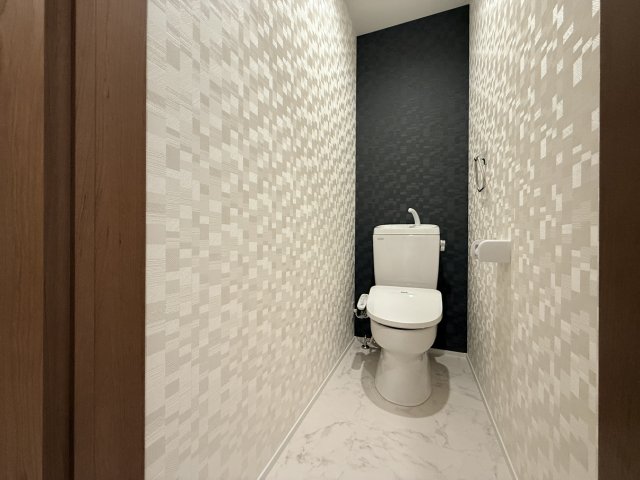 トイレ　同物件別号室の写真です。