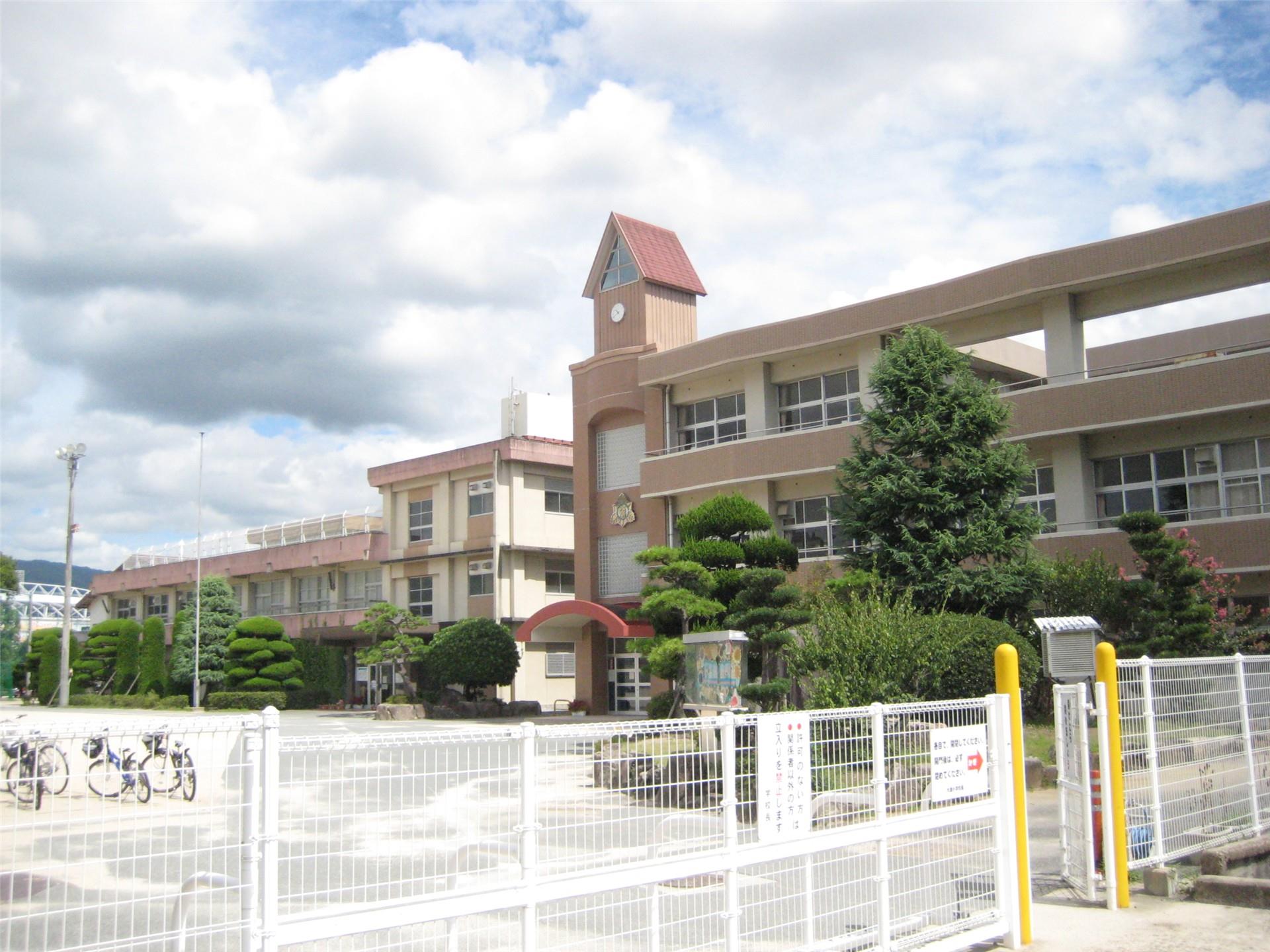 小学校　山口市立大歳小学校（小学校）まで2010m