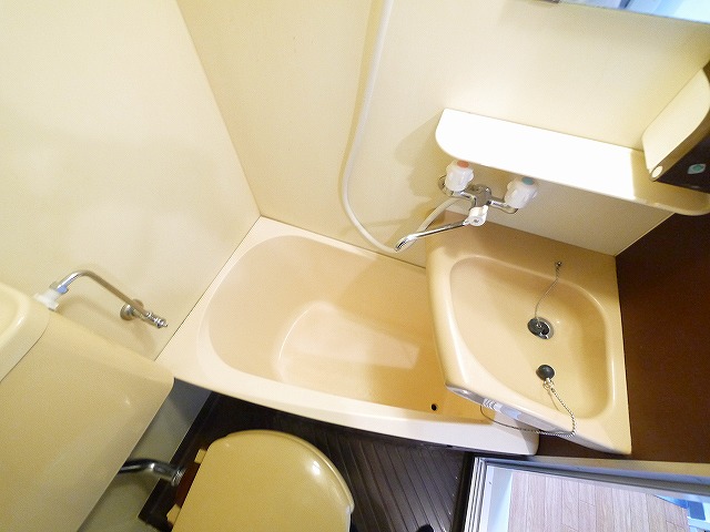 バス・シャワールーム　コンパクトで使いやすいお風呂です