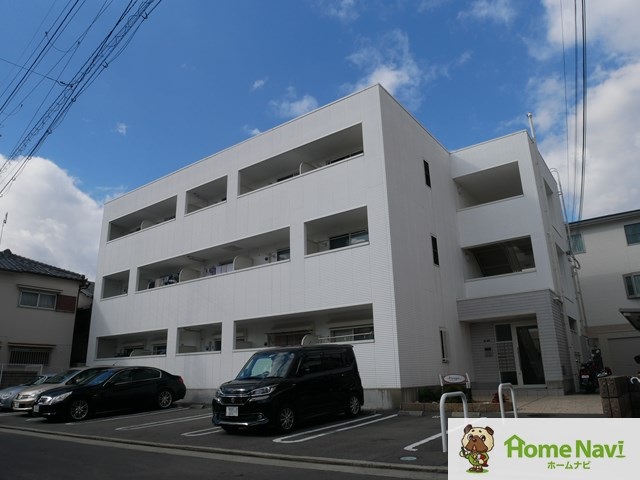 建物外観　「ラージ」、現地待ち合わせでのご案内も可能です。