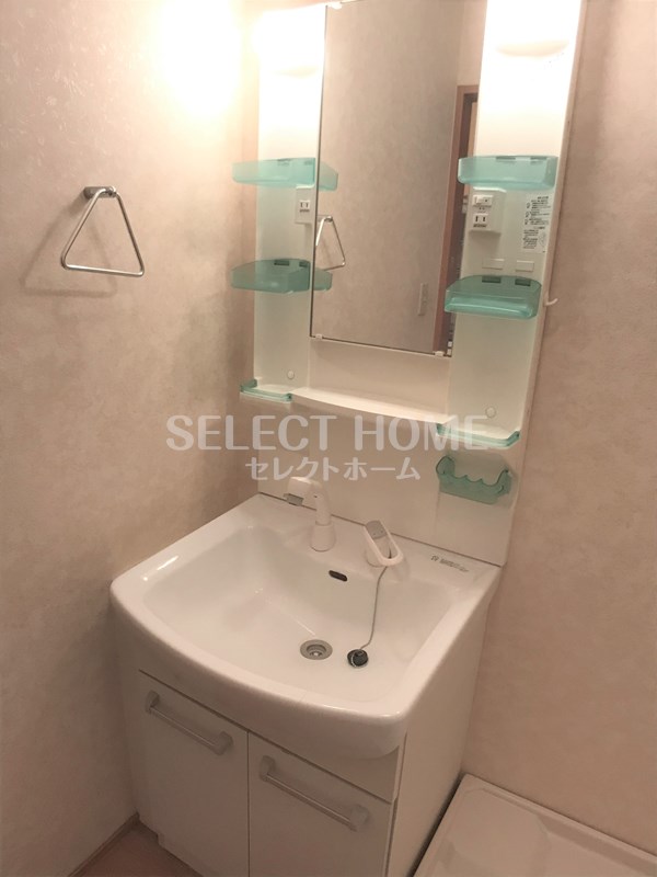 洗面設備　独立洗面化粧台が付いています 同型タイプ