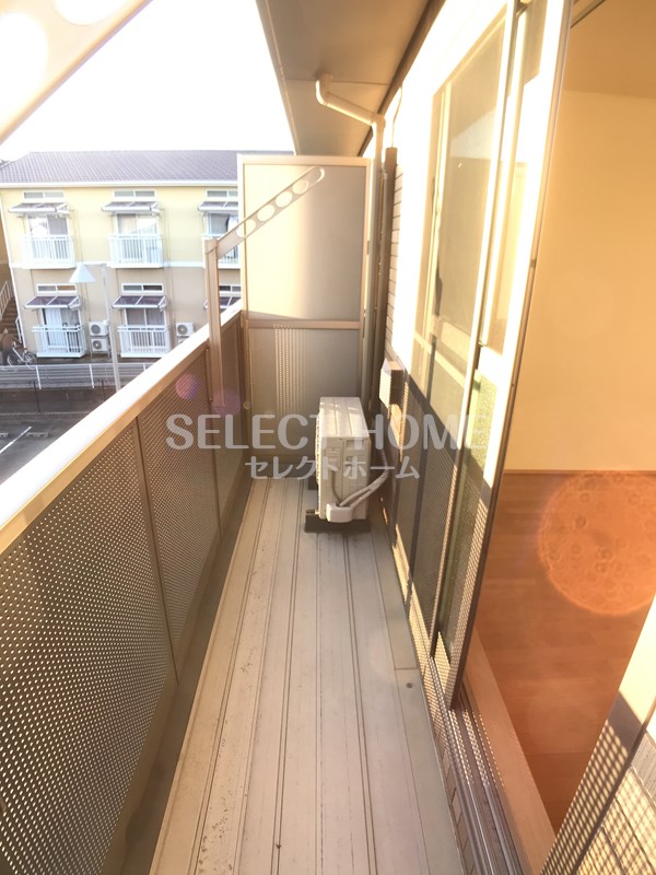 バルコニー　外からの目が気にならないバルコニーで洗濯物が干せます 同型タ