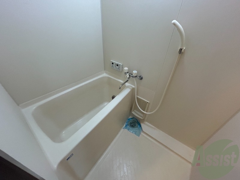 バス・シャワールーム　浴室はこちらです。浴槽があり、追い焚き機能も付いています。