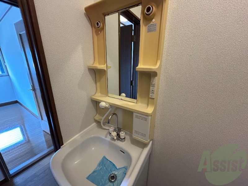 洗面設備　独立洗面台です。鏡は大きく、小物もたくさん置けますね。