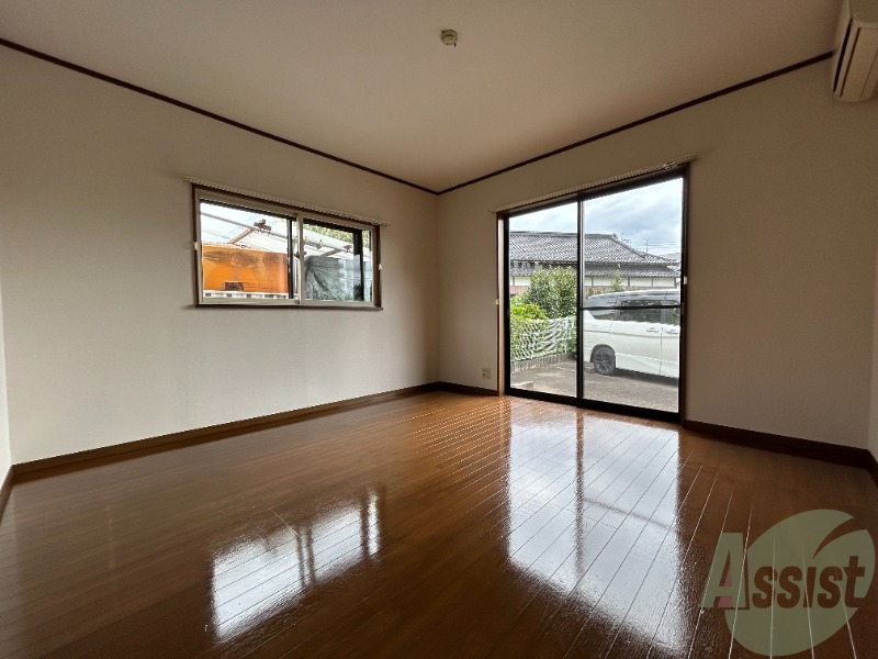 居室・リビング　こちらはリビングです。駐車場に直接向かう事ができます。