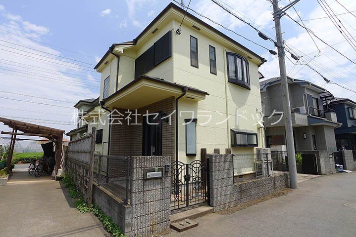 建物外観　目の前が私道で小さなお子様にも安心♪広々駐車場の一軒家