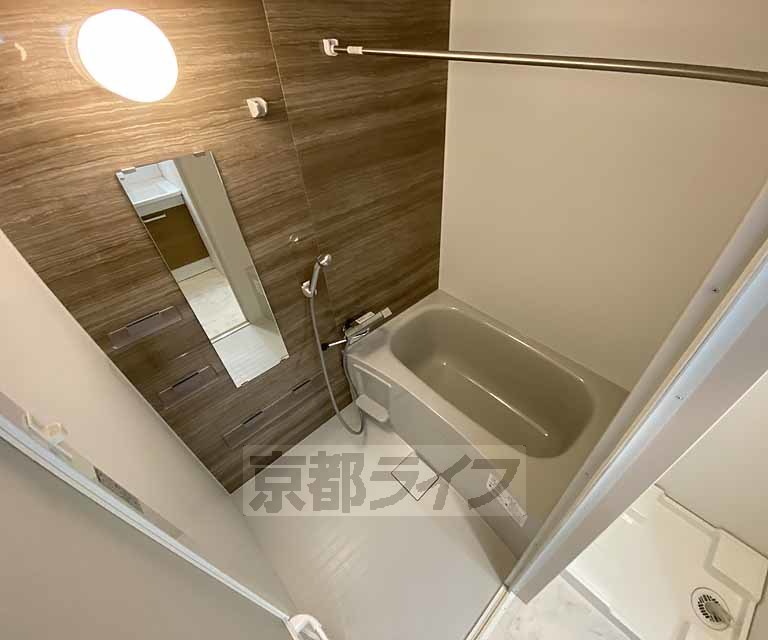 バス・シャワールーム　浴室乾燥機を備えた浴室です。