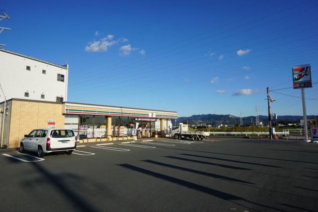 コンビニ　セブンイレブン豊川大橋町店（コンビニ）まで710m