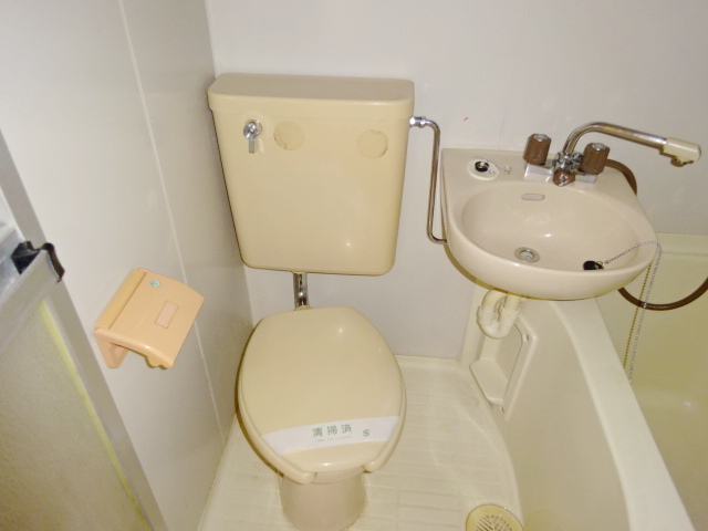 トイレ　※写真は同物件の別室のものです。