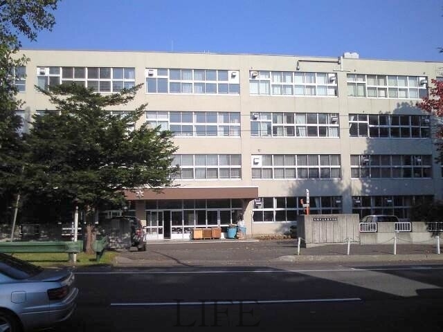 中学校　札幌市立東月寒中学校（中学校）まで285m
