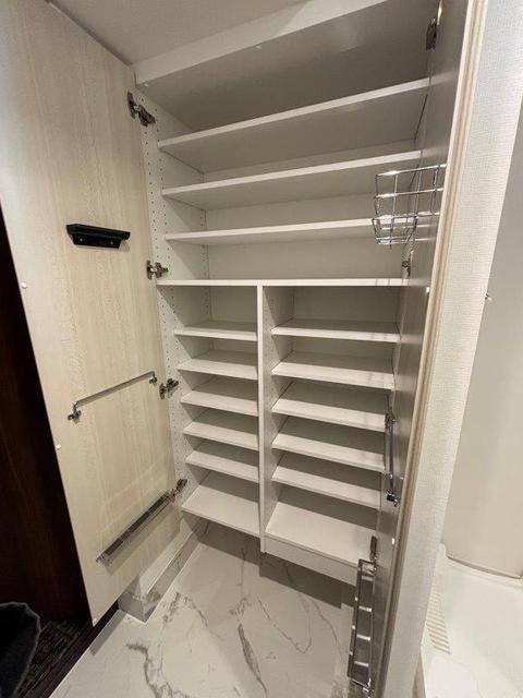 玄関　収納豊富な下足入