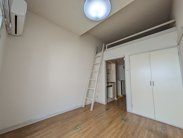 居室・リビング　洋室（※クリーニング前）