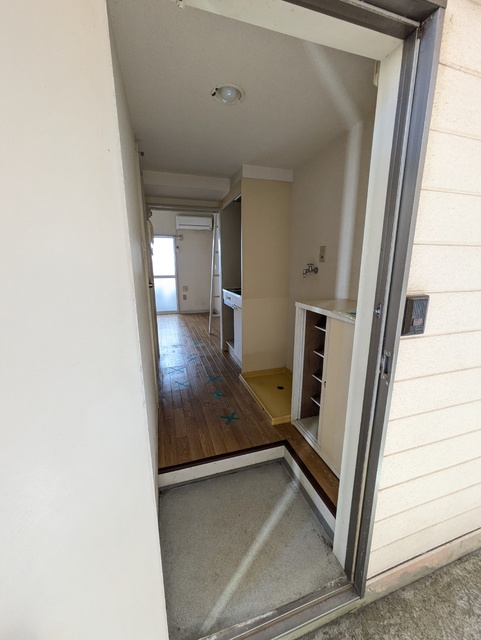 玄関　玄関（※クリーニング前）