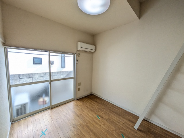 居室・リビング　洋室（※クリーニング前）