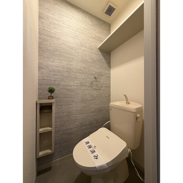 トイレ　上部棚と洗浄便座が便利です♪