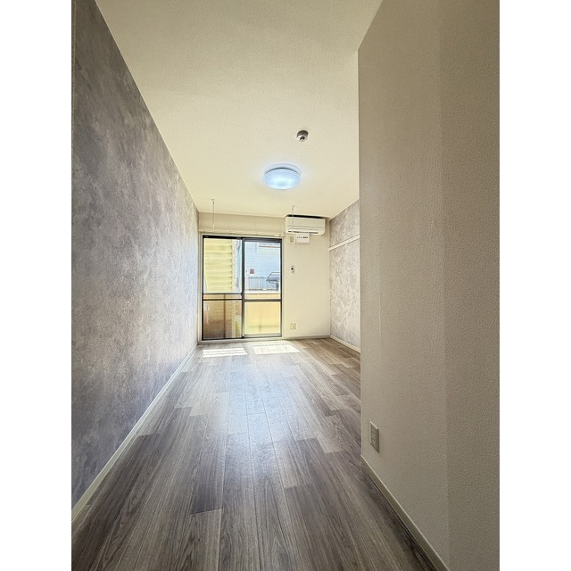 居室・リビング　アクセントクロスがキレイな洋室♪