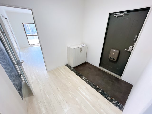 玄関　別部屋同一間取りのお写真となります。