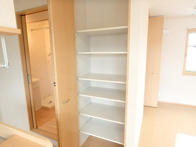 収納　キッチン横には収納スペースがあります