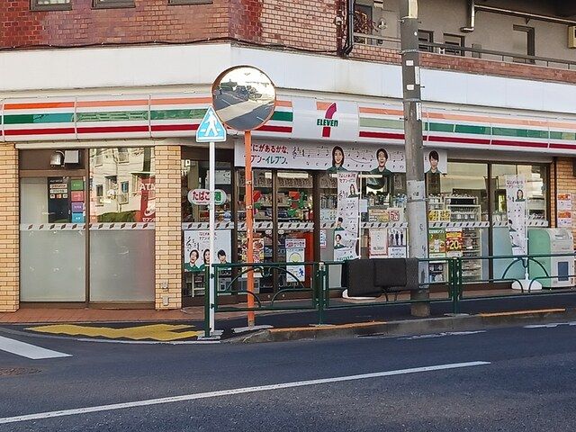 コンビニ　セブンイレブン（コンビニ）まで492m