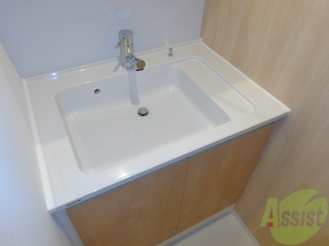 洗面設備　ウッド調の独立洗面台、水回りも綺麗におかたづけ