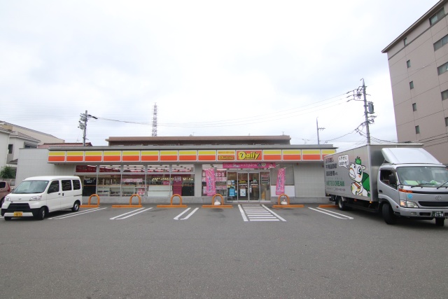 コンビニ　デイリーヤマザキ　名古屋赤城町店（コンビニ）まで300m